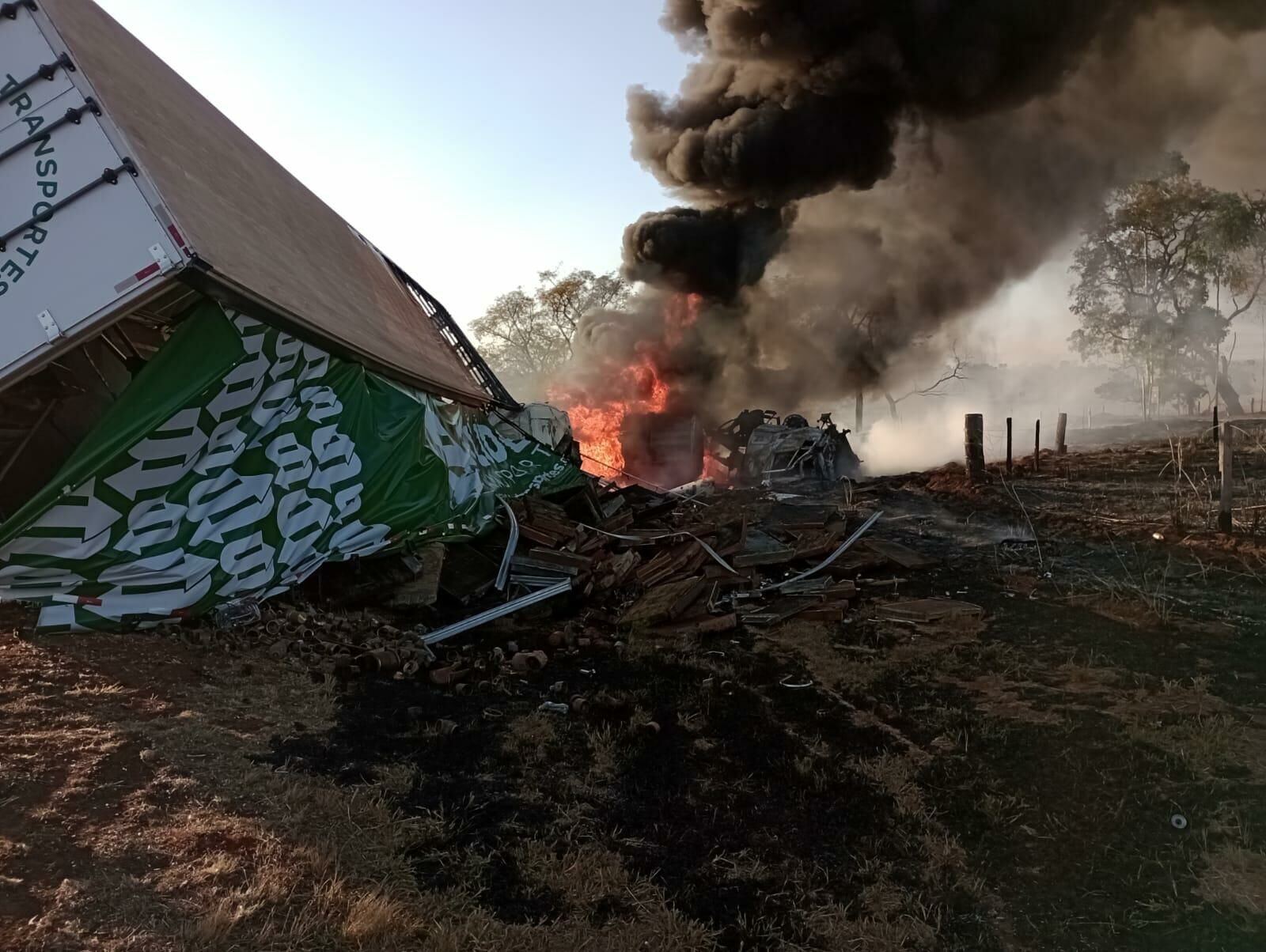 Imagem de compartilhamento para o artigo Carretas e carro pegam fogo e ficam completamente destruídos em acidente em Chapadão do Sul da MS Todo dia